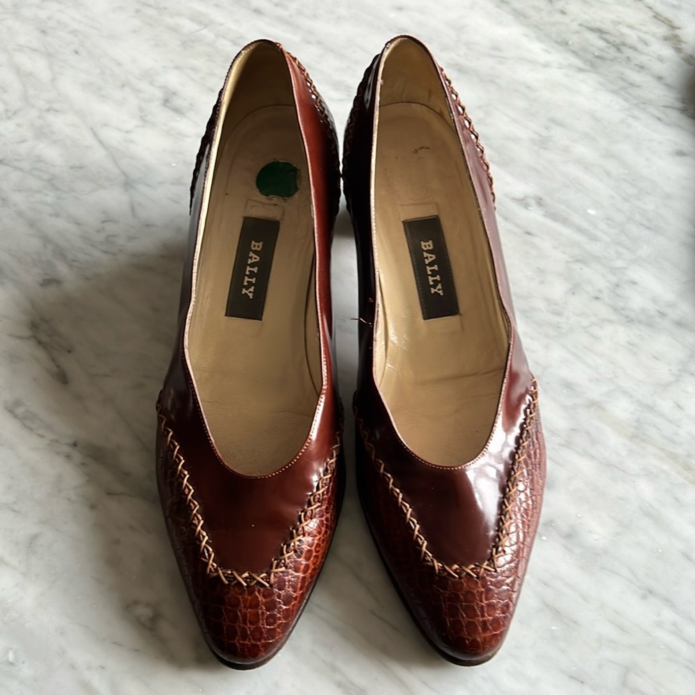 Vintage Bally Brown leather stacked heel pump size 7.5 med.
